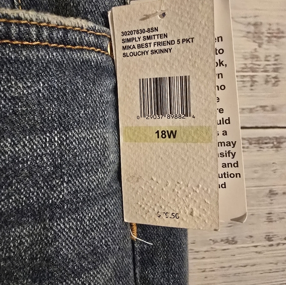 NWT Jessica Simpson Plus Size 18W Womans Distressed Jean Capris - Picture 4 of 6